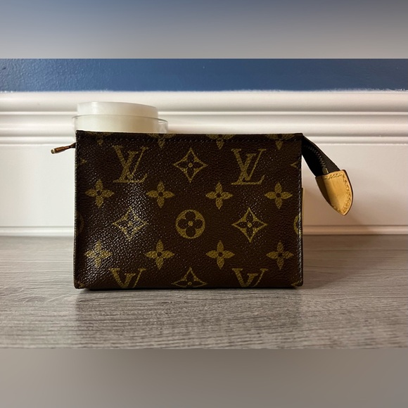 Louis Vuitton Monogram Poche Toilette 15 Cosmetic Pouch - Picture 2 of 13